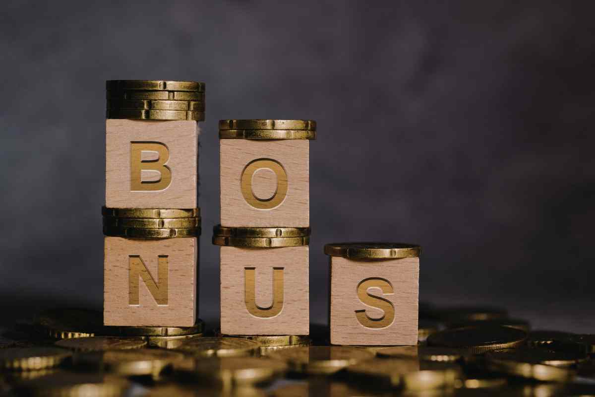 la scritta bonus su delle monete