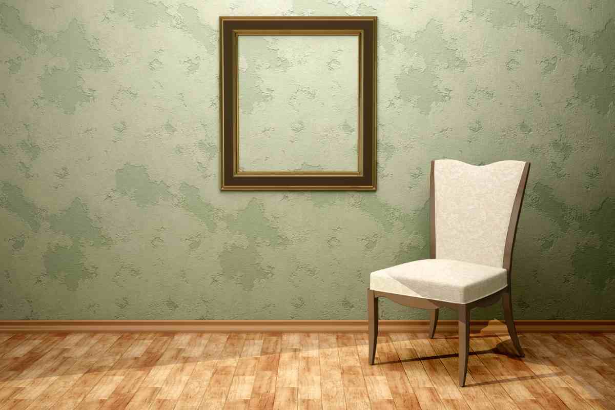 la parete di una stanza e una sedia