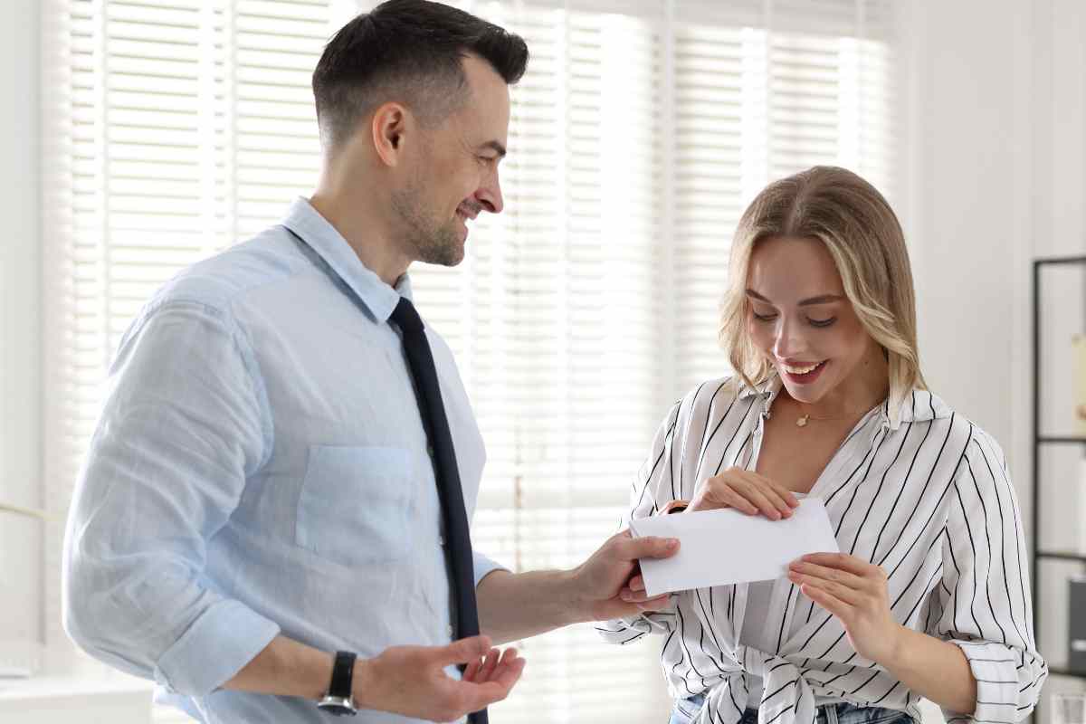 una ragazza guarda il contratto d'affitto