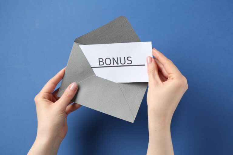 mani che mantengono una busta in cui c'è un foglio su cui c'è scritto bonus