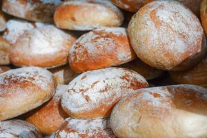 diversi pezzi di pane