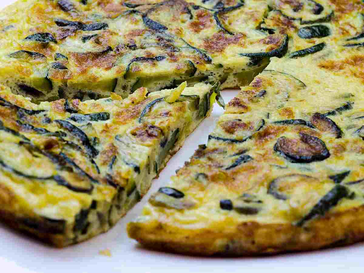 frittata di zucchine in un piatto