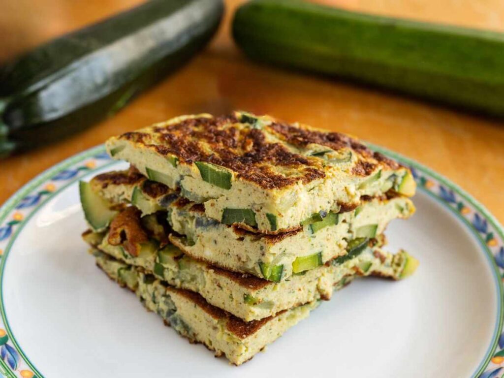 una frittata a fette in un piatto