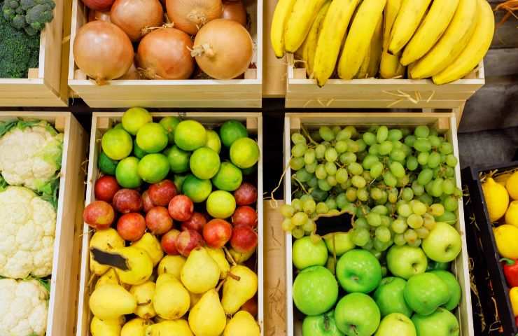 diversa frutta in cassette di legno
