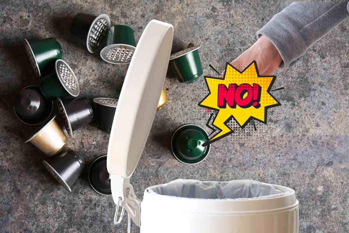 persona che getta carta nella pattumiera, capsule per il caffè e scritta no