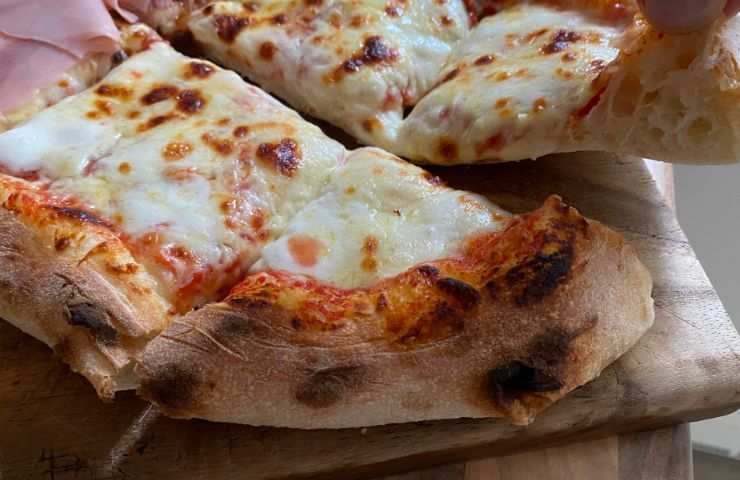 pizza margherita su tagliere di legno