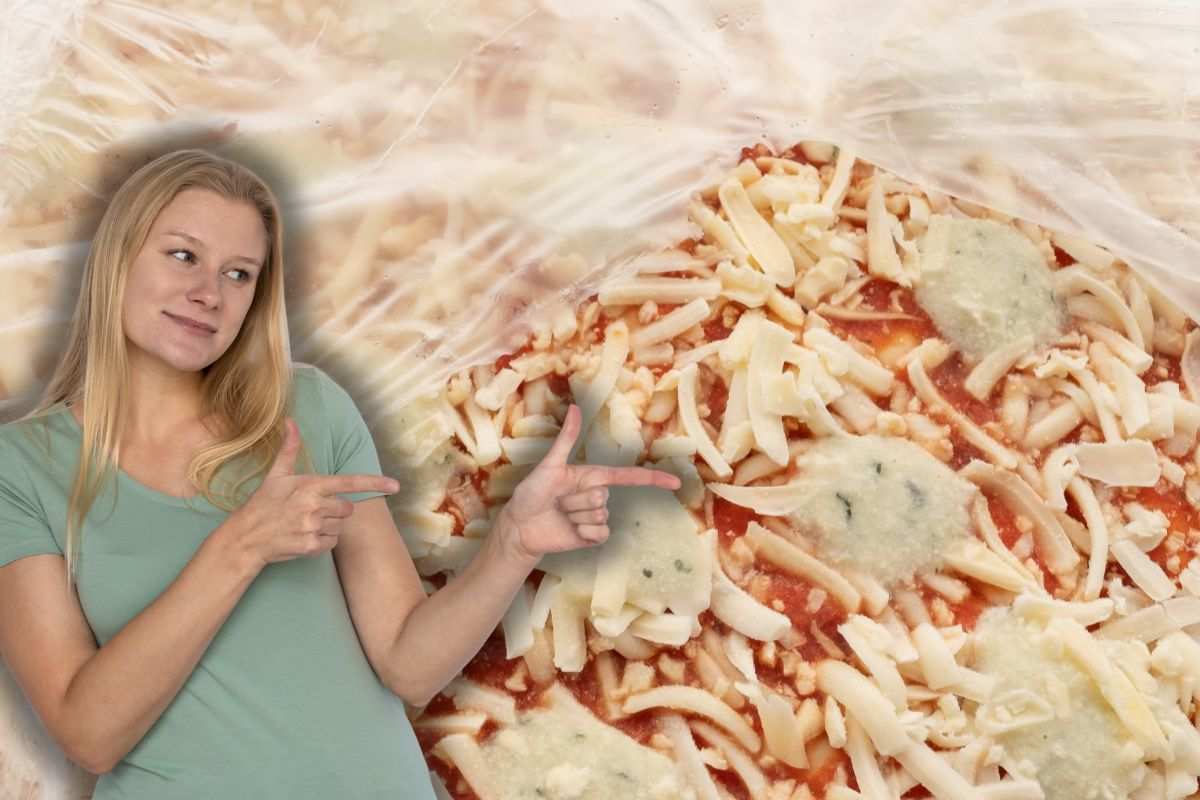 donna soddisfatta e pizza surgelata