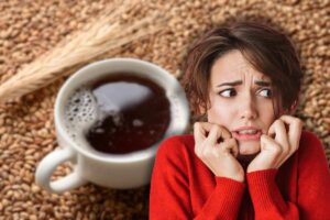 caffè d'orzo in tazzina e donna spaventata