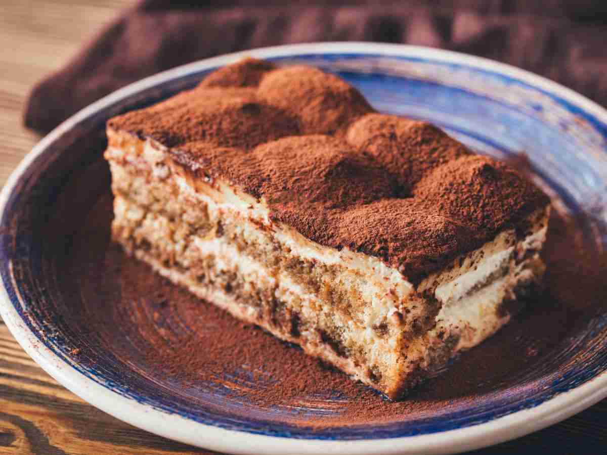fetta di tiramisù su un piatto